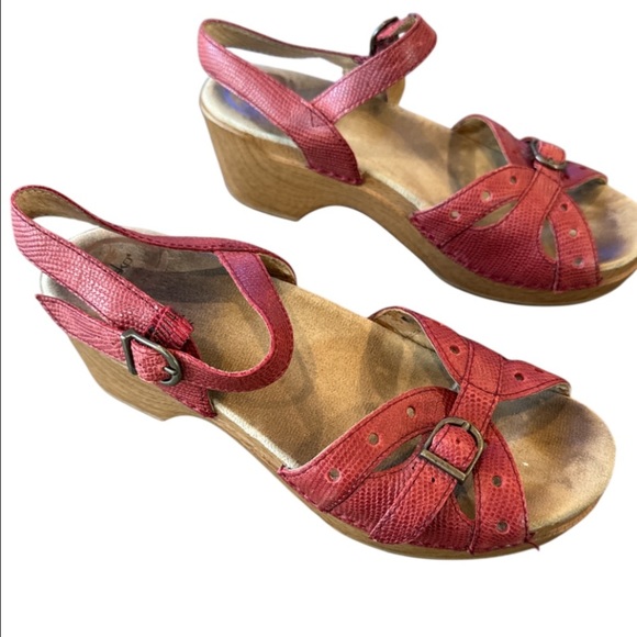 Dansko Sissy Gecko Burnished Red Platform Wedge Buckle Detail Sandal Size 37 - Picture 11 of 13